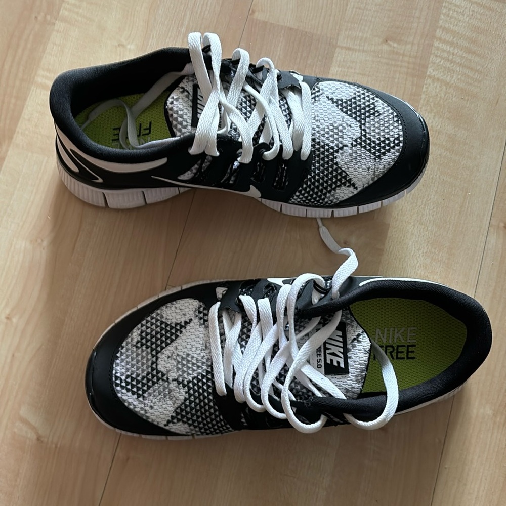 Nike free 5.0+ PRM Size 6 Black and White